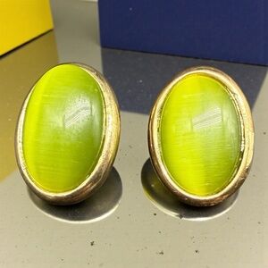 Vintage Glass Cats Eye Green Cabochon Oval Button Clip On Earrings Gold Tone
